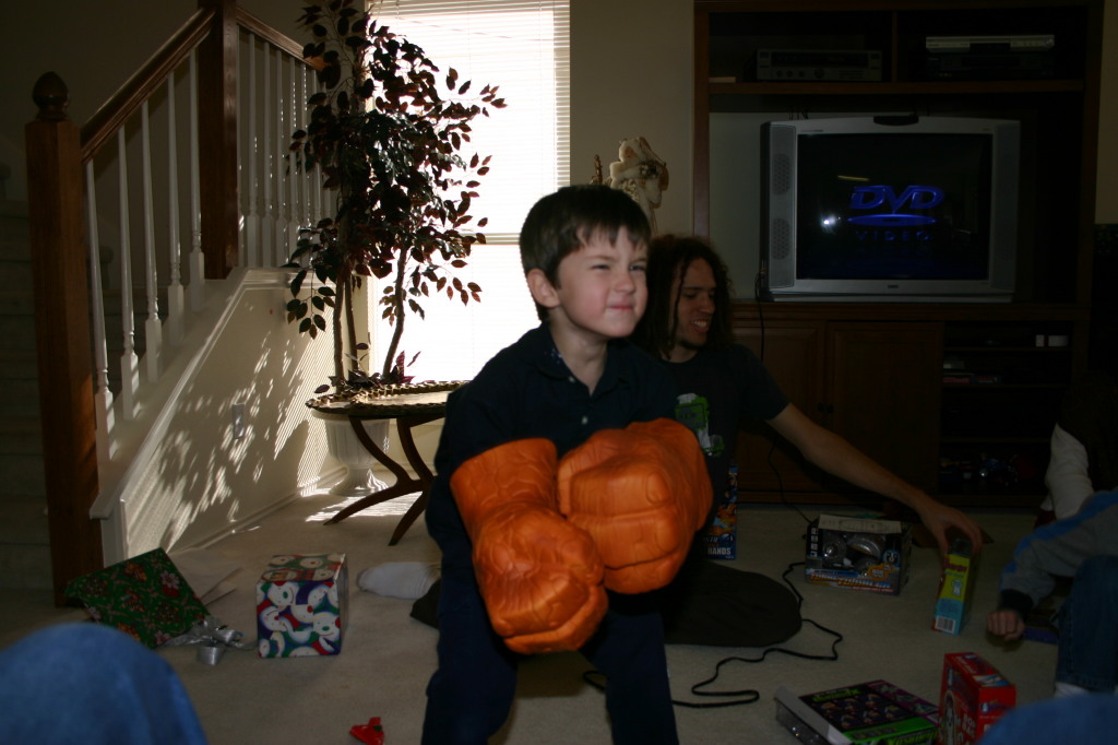 2005/12(December)/Christmas/1024x768_2005-12-25-Christmas-15-Grammys-Dax-THING-hands.JPG