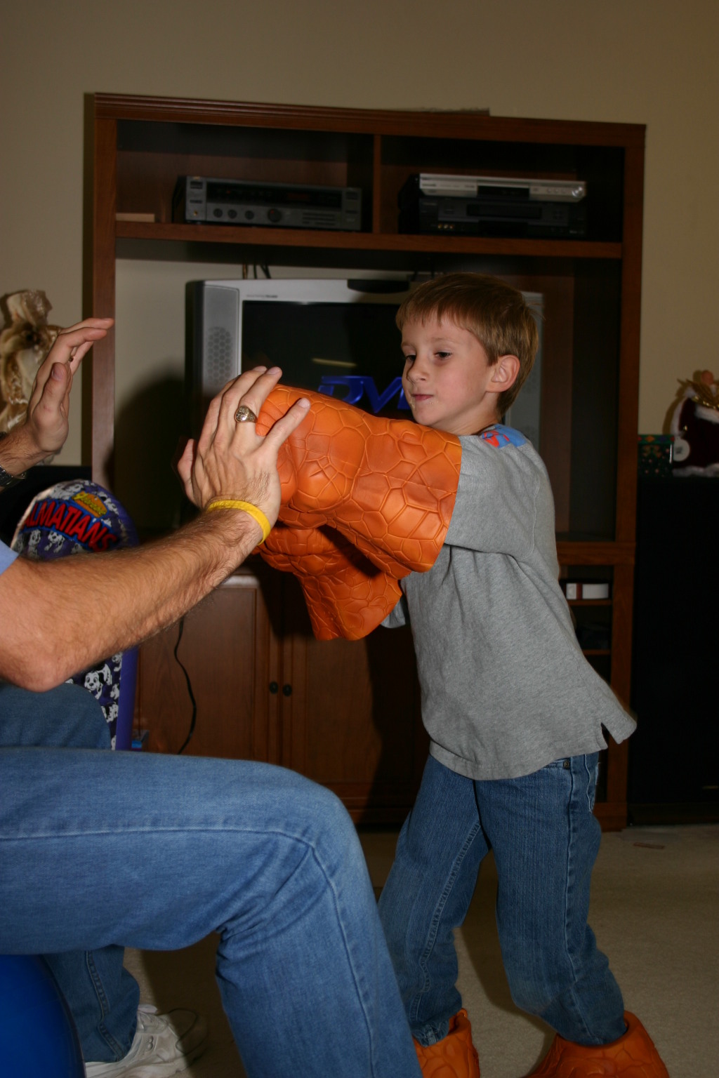 2005/12(December)/Christmas/1024x768_2005-12-25-Christmas-18-Grammys-Chance-Travis-THING-fighting.JPG