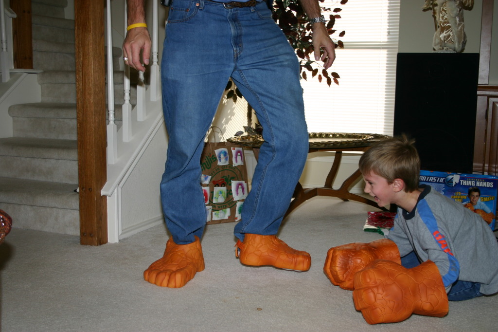 2005/12(December)/Christmas/1024x768_2005-12-25-Christmas-23-Grammys-Chance-Travis-THING-fighting.JPG