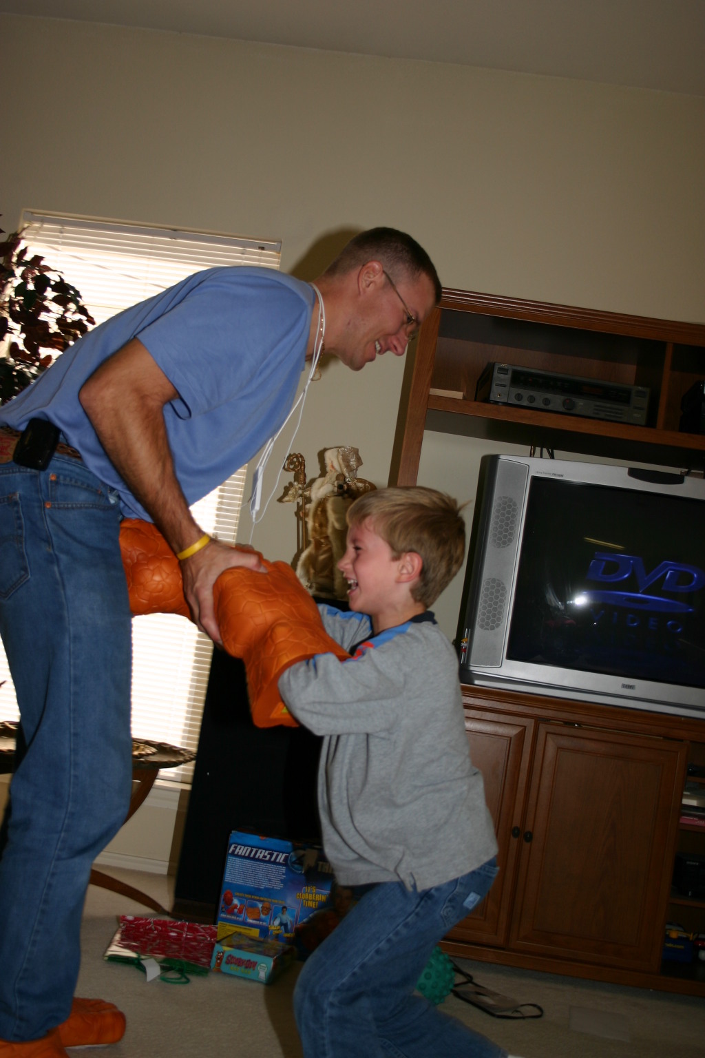 2005/12(December)/Christmas/1024x768_2005-12-25-Christmas-27-Grammys-Chance-Travis-THING-fighting.JPG