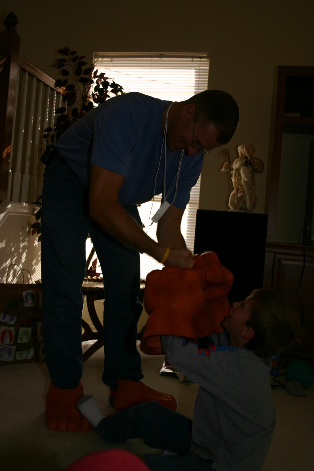 2005/12(December)/Christmas/1024x768_2005-12-25-Christmas-29-Grammys-Chance-Travis-THING-fighting.JPG
