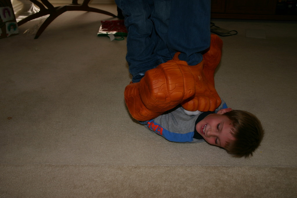 2005/12(December)/Christmas/1024x768_2005-12-25-Christmas-33-Grammys-Chance-Travis-THING-fighting.JPG
