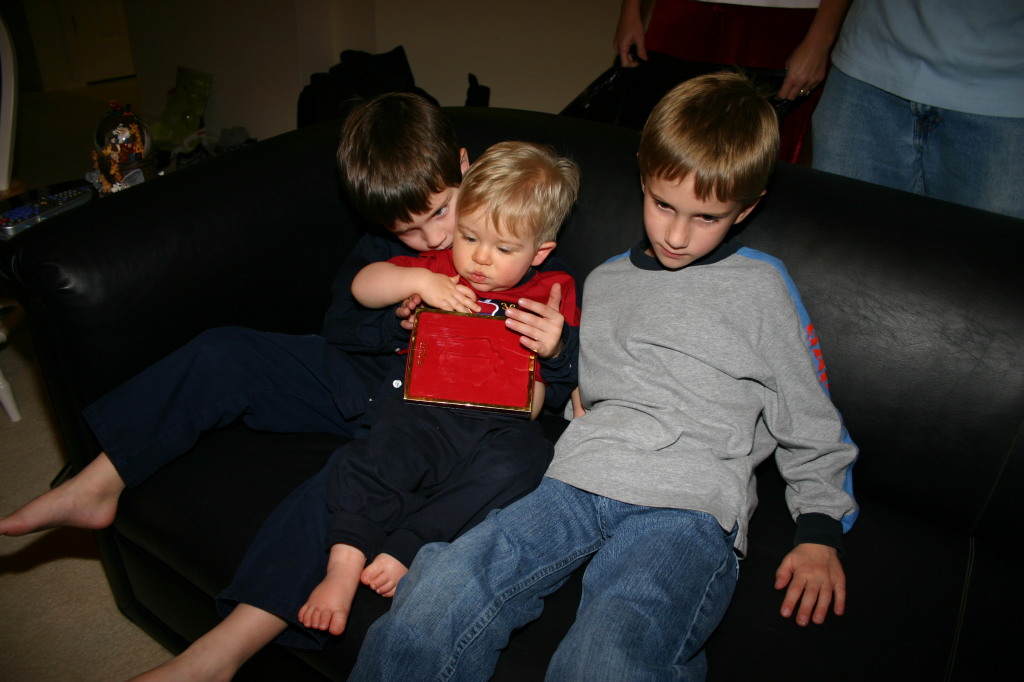 2005/12(December)/Christmas/1024x768_2005-12-25-Christmas-53-Joshs-house-Dax-Ian-Chance.JPG