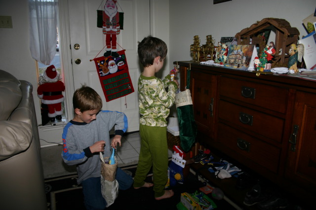 2005-12-25-Christmas-02-Stockings-Chance-Dax.JPG