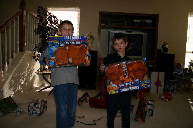2005-12-25-Christmas-10-Grammys-Chance-Dax-THING-feet-hands.JPG