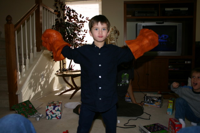 2005/12(December)/Christmas/640x480_2005-12-25-Christmas-14-Grammys-Dax-THING-hands.JPG