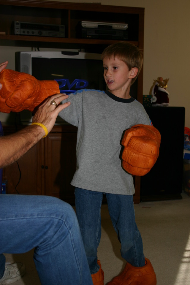 2005/12(December)/Christmas/640x480_2005-12-25-Christmas-17-Grammys-Chance-Travis-THING-fighting.JPG