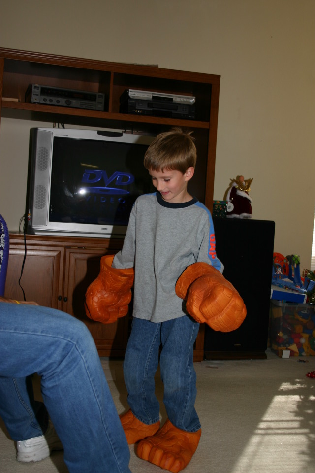 2005/12(December)/Christmas/640x480_2005-12-25-Christmas-20-Grammys-Chance-Travis-THING-fighting.JPG