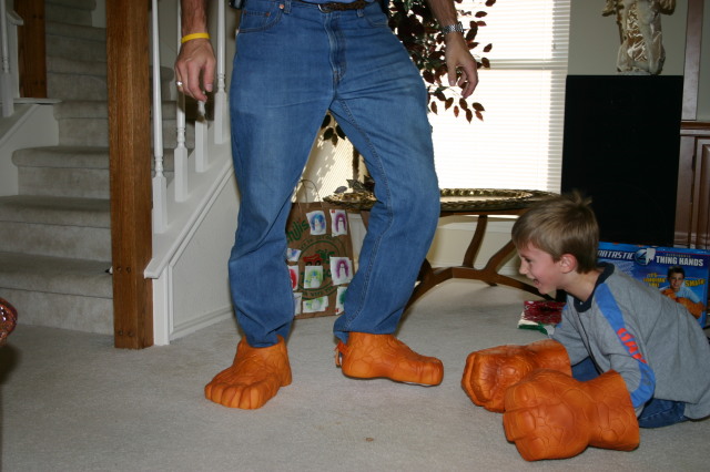 2005/12(December)/Christmas/640x480_2005-12-25-Christmas-23-Grammys-Chance-Travis-THING-fighting.JPG