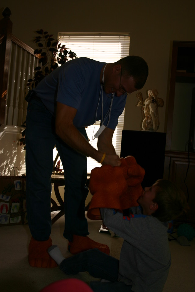 2005/12(December)/Christmas/640x480_2005-12-25-Christmas-29-Grammys-Chance-Travis-THING-fighting.JPG