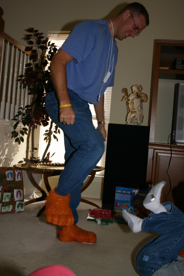2005/12(December)/Christmas/640x480_2005-12-25-Christmas-30-Grammys-Chance-Travis-THING-fighting.JPG
