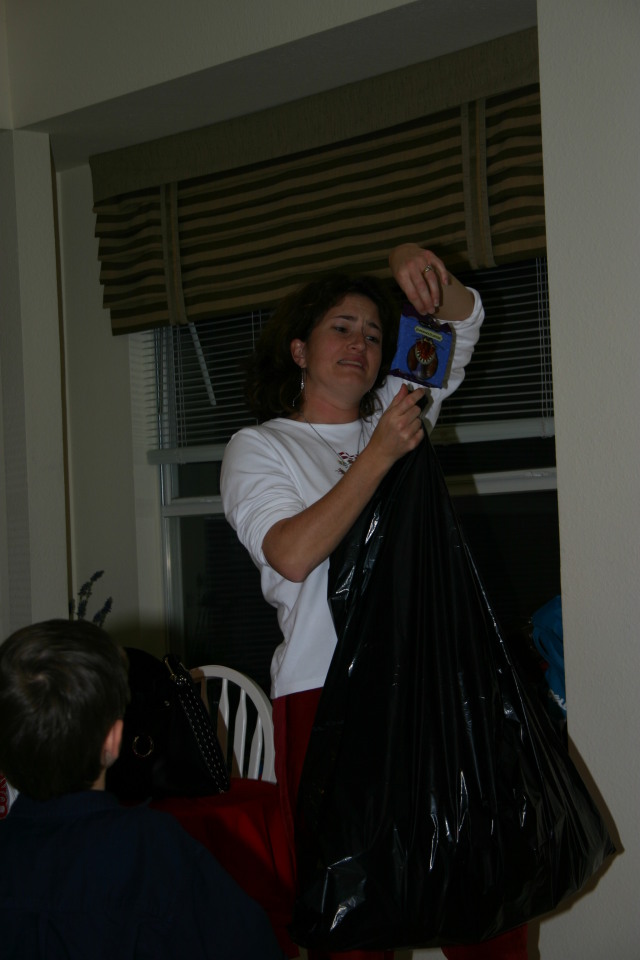 2005-12-25-Christmas-55-Joshs-house-Suzi-candy-cockroaches.JPG