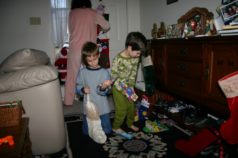 2005/12(December)/Christmas/800x600_2005-12-25-Christmas-03-Stockings-Chance-Dax.JPG