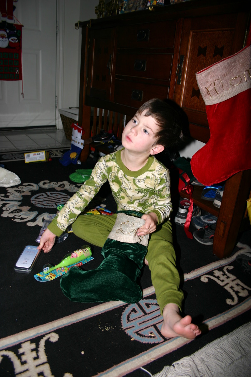 2005/12(December)/Christmas/800x600_2005-12-25-Christmas-05-Stockings-Dax.JPG