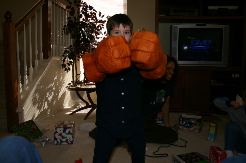 2005/12(December)/Christmas/800x600_2005-12-25-Christmas-13-Grammys-Dax-THING-hands.JPG