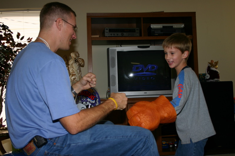 2005/12(December)/Christmas/800x600_2005-12-25-Christmas-21-Grammys-Chance-Travis-THING-fighting.JPG