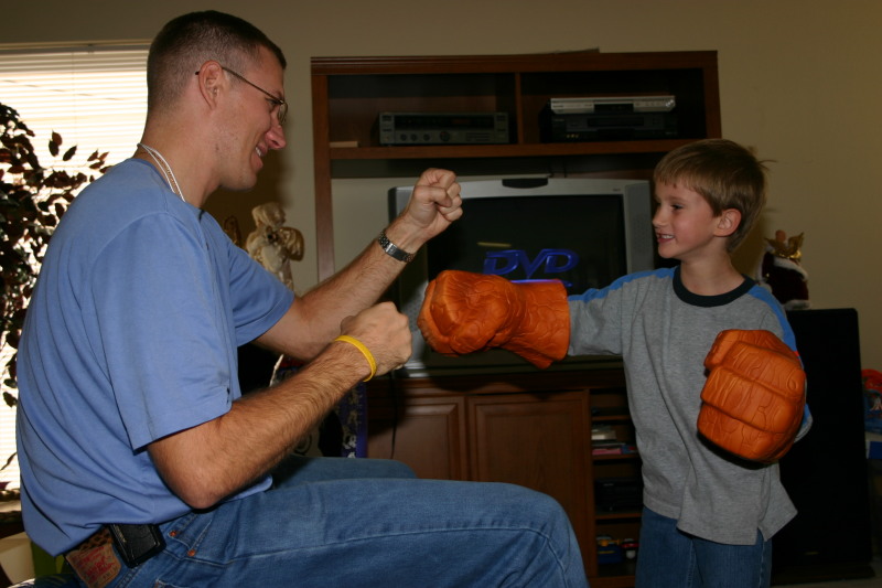 2005/12(December)/Christmas/800x600_2005-12-25-Christmas-22-Grammys-Chance-Travis-THING-fighting.JPG