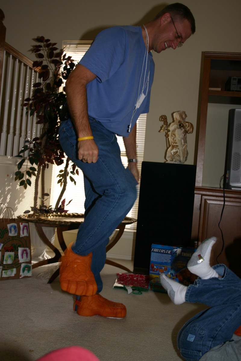 2005/12(December)/Christmas/800x600_2005-12-25-Christmas-30-Grammys-Chance-Travis-THING-fighting.JPG