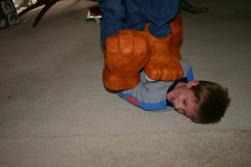 2005/12(December)/Christmas/800x600_2005-12-25-Christmas-32-Grammys-Chance-Travis-THING-fighting.JPG
