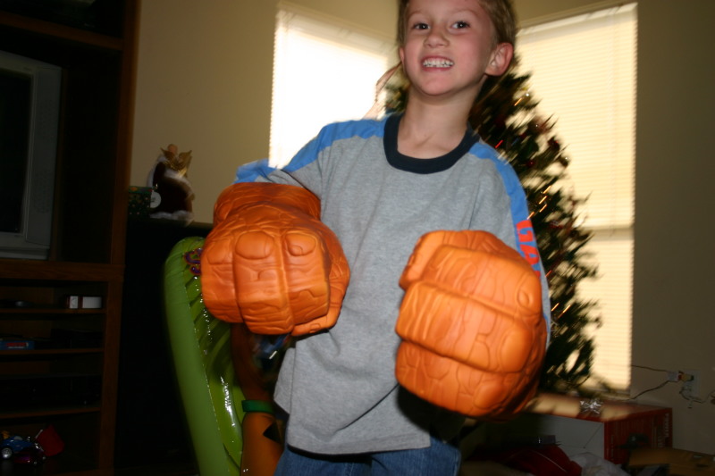 2005/12(December)/Christmas/800x600_2005-12-25-Christmas-34-Grammys-Chance-Travis-THING-fighting.JPG