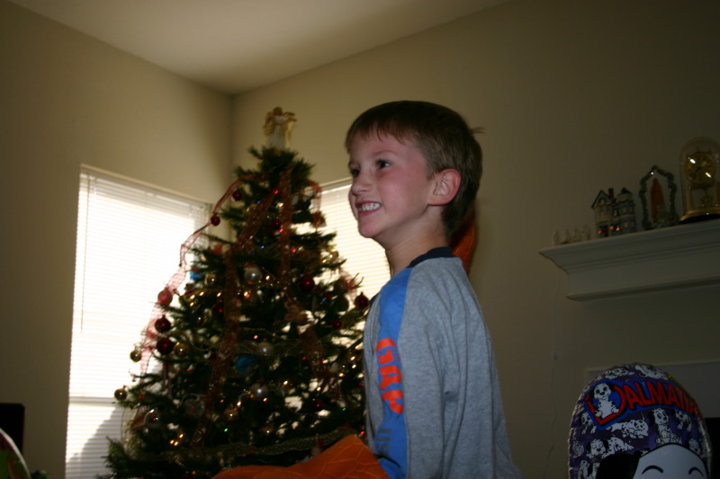 2005/12(December)/Christmas/800x600_2005-12-25-Christmas-36-Grammys-Chance-Travis-THING-fighting.JPG