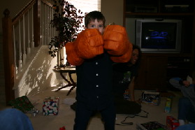 2005-12-25-Christmas-13-Grammys-Dax-THING-hands.JPG