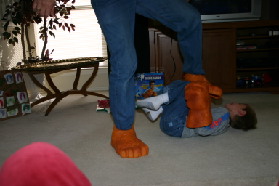 2005-12-25-Christmas-25-Grammys-Chance-Travis-THING-fighting.JPG
