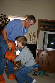 2005-12-25-Christmas-28-Grammys-Chance-Travis-THING-fighting.JPG