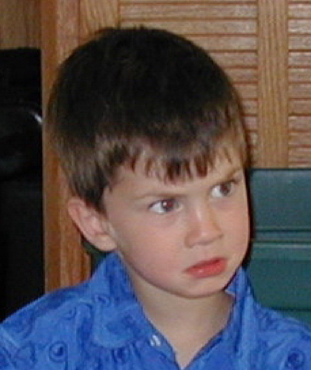 2005/Dax/1024x768_2005-05-01-Dax-4th-Bday-49-presents.JPG