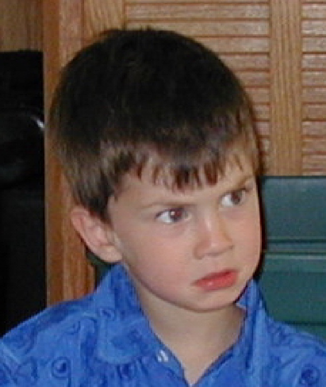 2005/Dax/640x480_2005-05-01-Dax-4th-Bday-49-presents.JPG