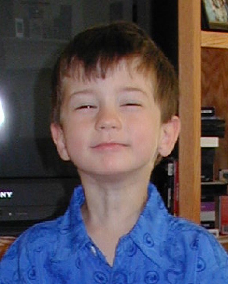 2005/Dax/800x600_2005-05-01-Dax-4th-Bday-45-presents.JPG