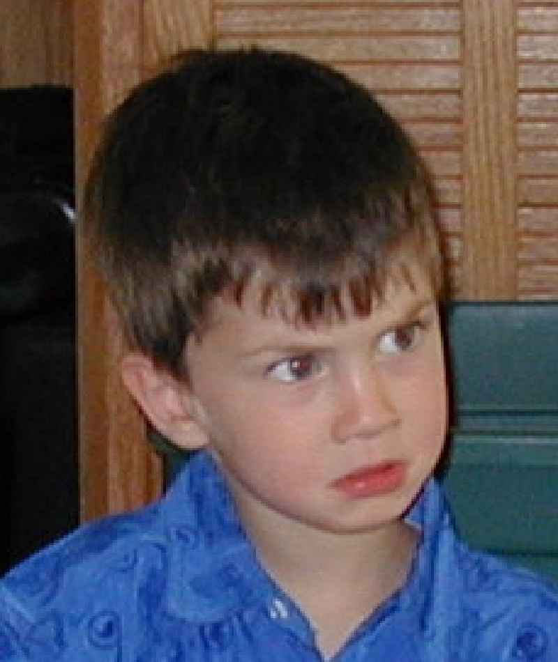 2005/Dax/800x600_2005-05-01-Dax-4th-Bday-49-presents.JPG
