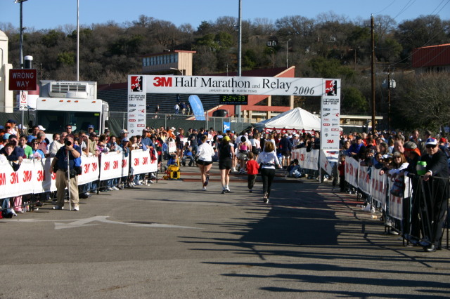 2006/01(January)/3M-half-marathon/640x480_2006-01-29-3M-half-marathon-08-Suzi.JPG