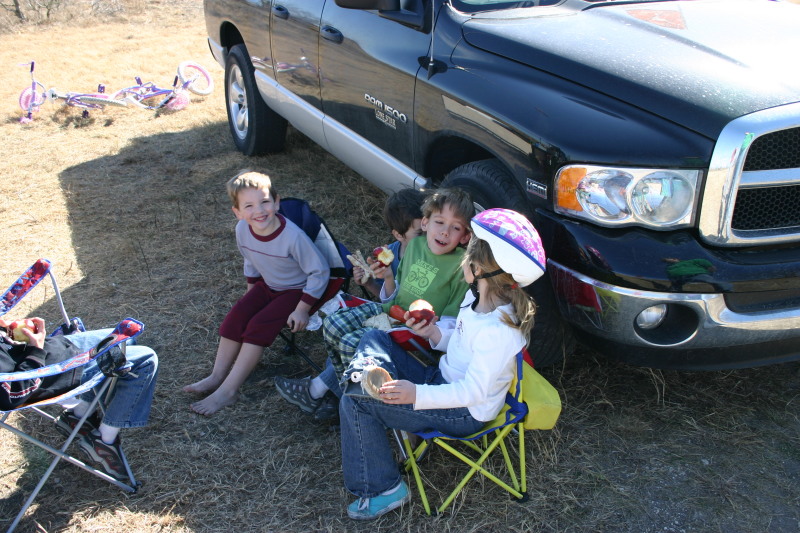 2006-01-08-Camping-Pflugerville-Land-22-Case-Dax-Jack-Brittney.JPG