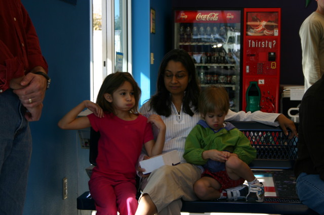 2006/01(January)/Zeyda-Bday/2006-01-07-Zedya-bday-01-Kalyani-Kavita-Sachin.JPG