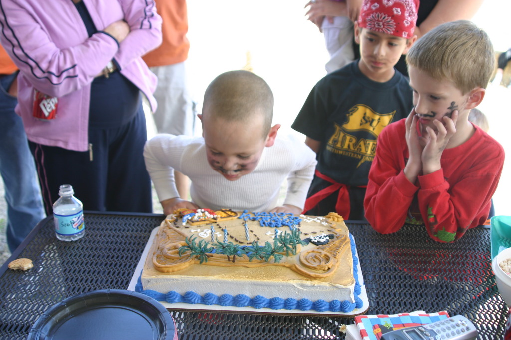 2006/02(February)/Colton-Bday/1024x768_2006-02-04-Colton-bday-057-cake-Chance.JPG