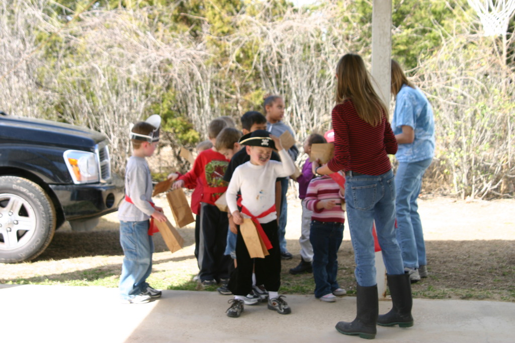 2006/02(February)/Colton-Bday/1024x768_2006-02-04-Colton-bday-086-pinata.JPG