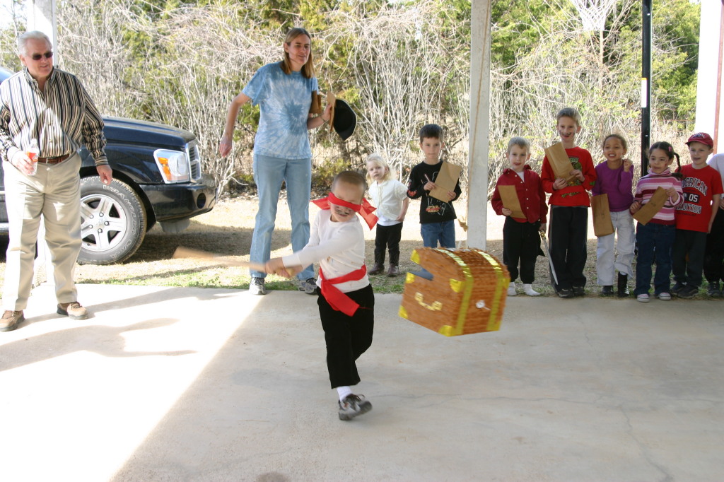 2006/02(February)/Colton-Bday/1024x768_2006-02-04-Colton-bday-091-pinata-Carla.JPG