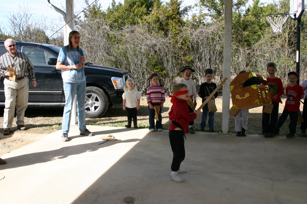 2006/02(February)/Colton-Bday/1024x768_2006-02-04-Colton-bday-094-pinata-Carla.JPG