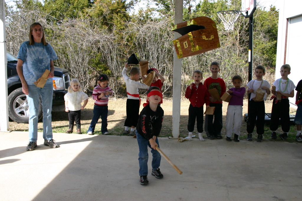 2006/02(February)/Colton-Bday/1024x768_2006-02-04-Colton-bday-096-pinata-Carla.JPG