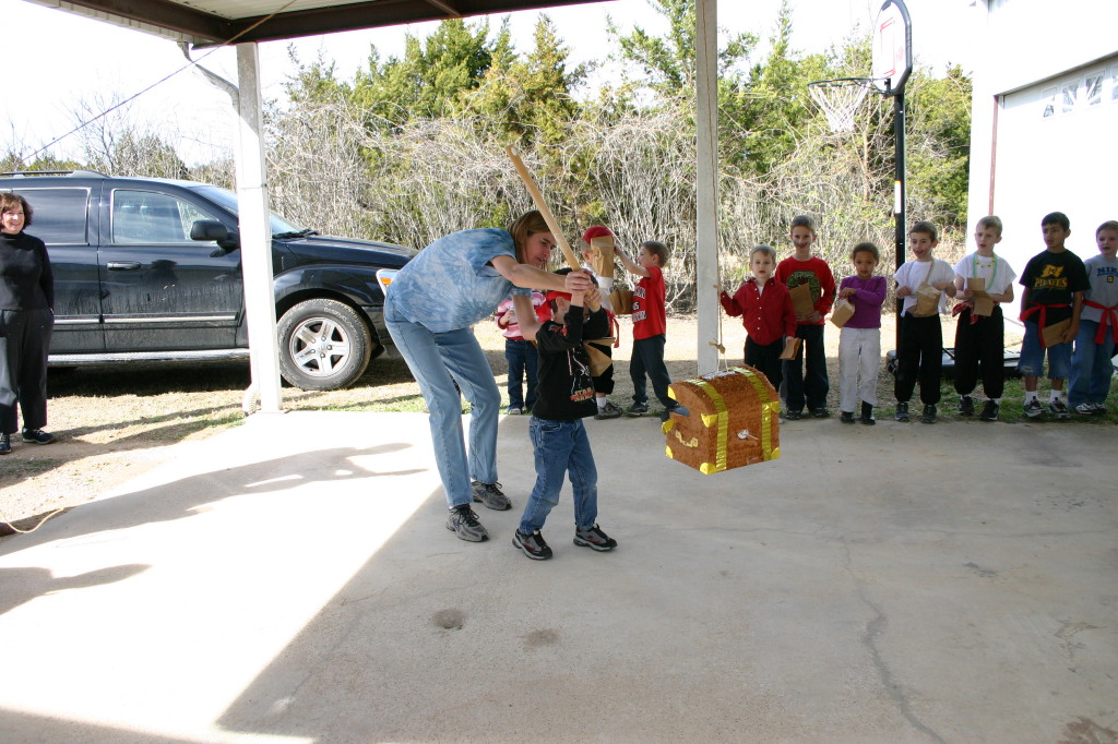 2006/02(February)/Colton-Bday/1024x768_2006-02-04-Colton-bday-097-pinata-Carla.JPG