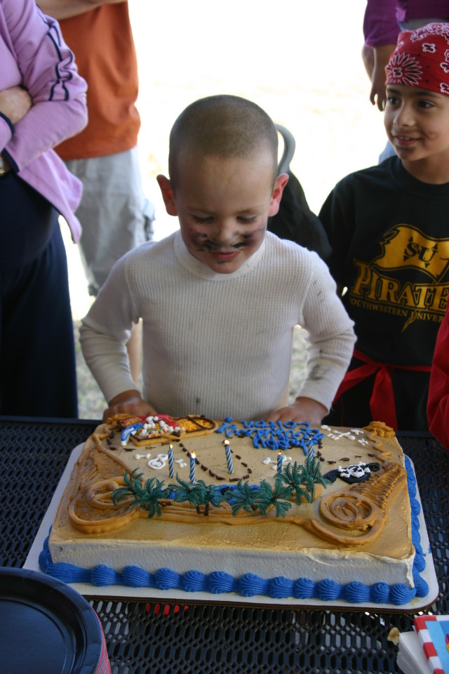 2006/02(February)/Colton-Bday/640x480_2006-02-04-Colton-bday-053-cake.JPG
