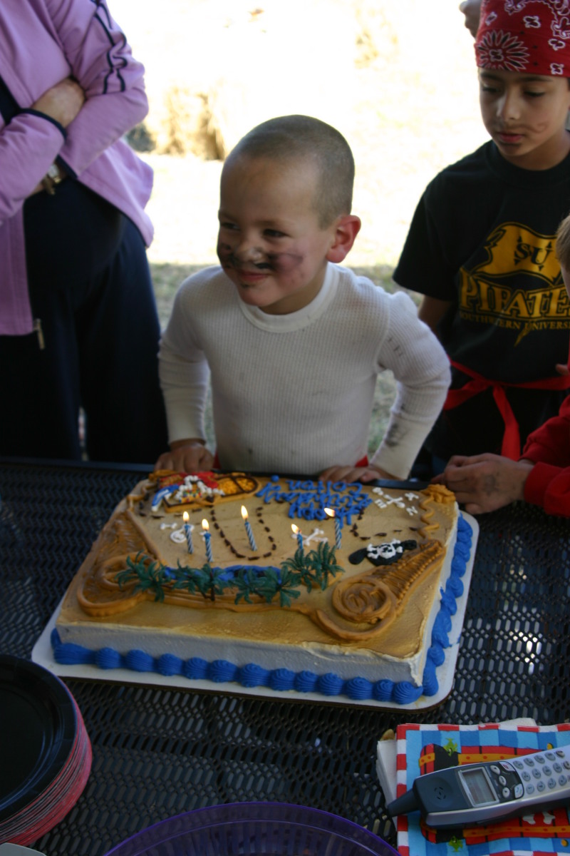2006/02(February)/Colton-Bday/800x600_2006-02-04-Colton-bday-050-cake.JPG