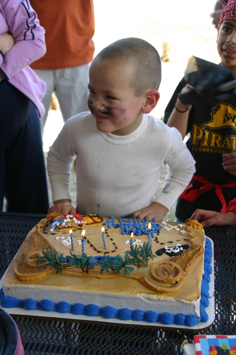 2006/02(February)/Colton-Bday/800x600_2006-02-04-Colton-bday-051-cake.JPG