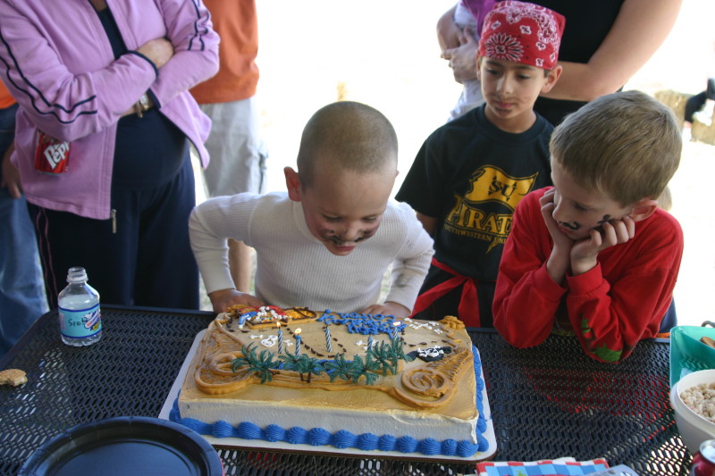 2006/02(February)/Colton-Bday/800x600_2006-02-04-Colton-bday-054-cake-Chance.JPG