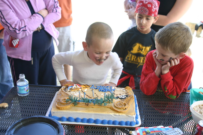2006/02(February)/Colton-Bday/800x600_2006-02-04-Colton-bday-055-cake-Chance.JPG