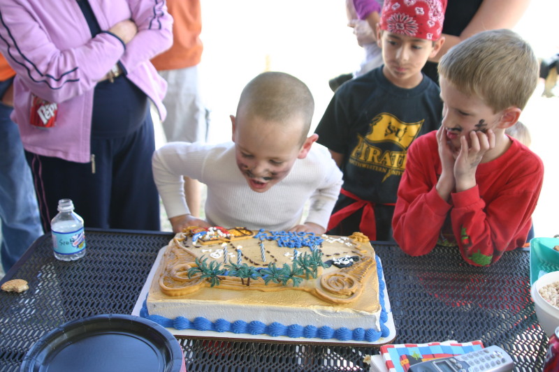 2006/02(February)/Colton-Bday/800x600_2006-02-04-Colton-bday-056-cake-Chance.JPG