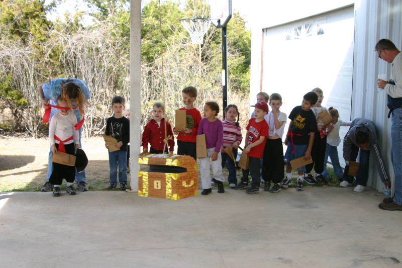 2006/02(February)/Colton-Bday/800x600_2006-02-04-Colton-bday-088-pinata.JPG