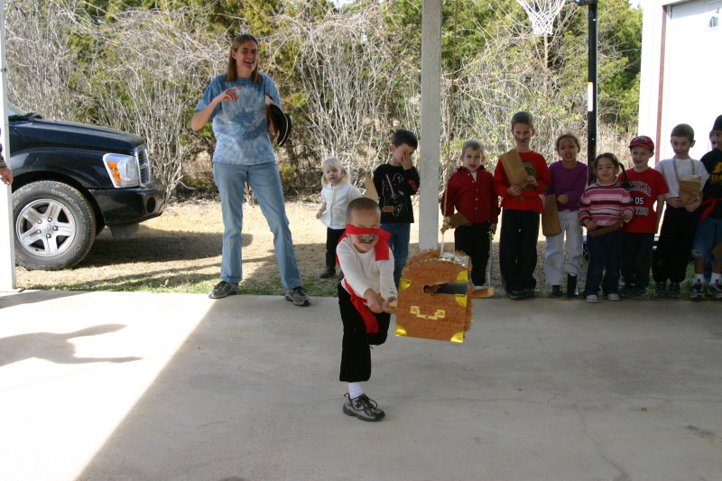 2006/02(February)/Colton-Bday/800x600_2006-02-04-Colton-bday-092-pinata-Carla.JPG