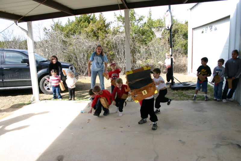 2006/02(February)/Colton-Bday/800x600_2006-02-04-Colton-bday-099-pinata-Carla.JPG